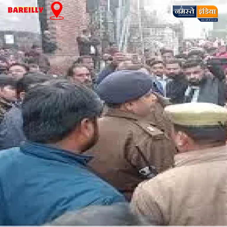 BAREILLY NEWS: बुजुर्ग की मौत के मामले में शव सड़क पर रखकर हंगामा