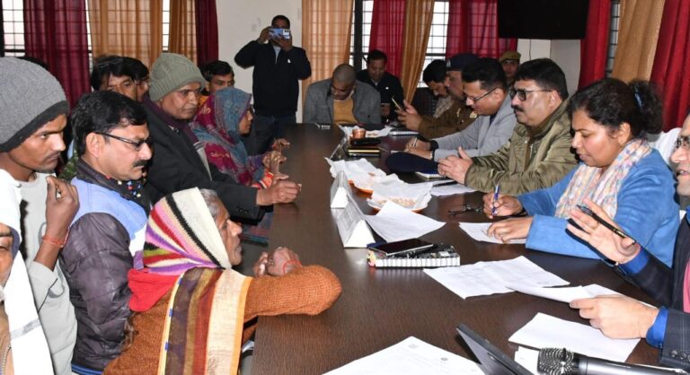 BUDAUN NEWS: डीएम की अध्यक्षता में तहसील दातागंज में हुआ सम्पूर्ण समाधान दिवस का आयोजन