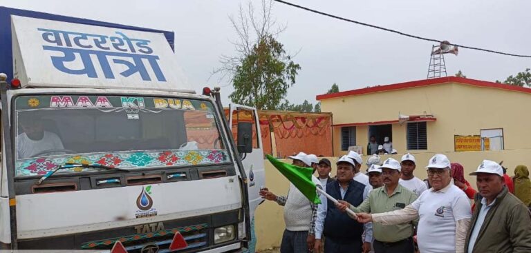 BUDAUN NEWS: हरी झण्डी दिखाकर वाटरशेड विकास यात्रा के प्रचार वाहन को किया रवाना