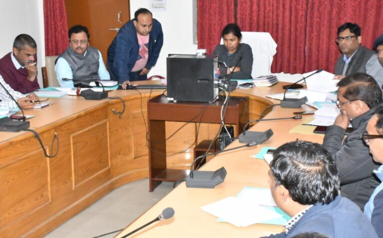 BUDAUN NEWS: जनपद में बर्ड फ्लू नहीं, डीएम ने दिए सघन सर्वेलेन्स के निर्देश