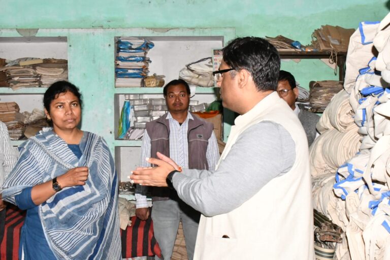 BADAUN NEWS: डीएम ने मान्यता प्राप्त राजनीतिक दलों के प्रतिनिधियों के साथ किया ईवीएम एवं वीवीपीएटी वेयरहाउस का बाह्य निरीक्षण