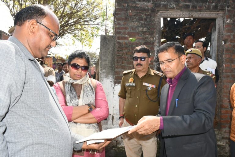 BADAUN NEWS: डीएम ने ग्राम कौल्हाई में लाभार्थी से लिया व्यवस्थाओं का फीडबैक