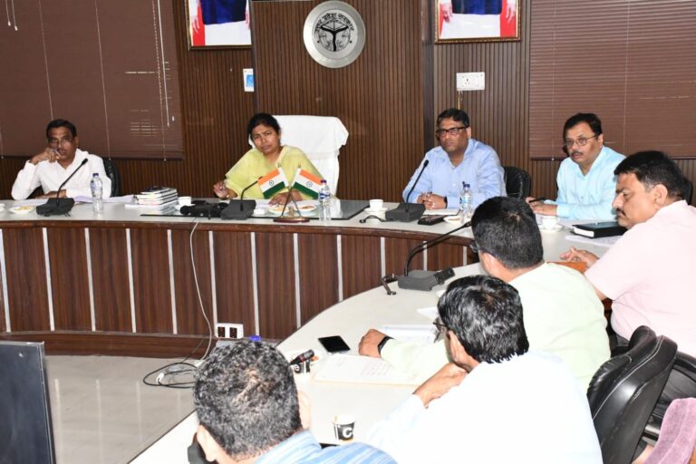 BUDAUN NEWS: डीएम ने की चकबंदी के कार्यों की समीक्षा