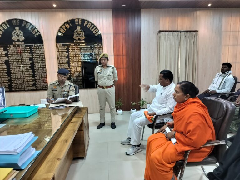 AZAMGARH: पुलिस कार्यालय में जनसुनवाई, शिकायतों के निष्पक्ष निस्तारण के निर्देश