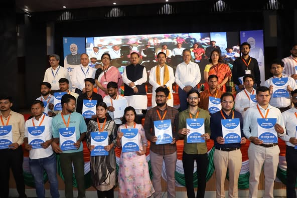 कानपुर में आयोजित प्रधानमंत्री रोजगार मेले में युवाओं को सौंपे गए नियुक्ति पत्र : बी.एल. वर्मा