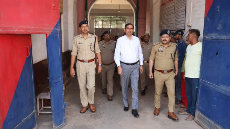 मथुरा: जिलाधिकारी व वरिष्ठ पुलिस अधीक्षक ने किया जिला कारागार मथुरा का निरीक्षण