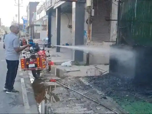 बदायूं: स्पाइसी डिलाइट रेस्टोरेंट में सुबह 7 बजे लगी में भीषण आग, हजारों का नुकसान, फायर ब्रिगेड ने पाया काबू