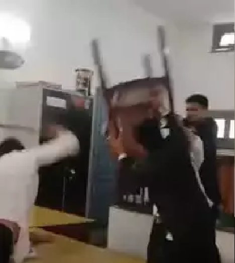 JHANSI:झांसी SDM कोर्ट में वकीलों के बीच जमकर मारपीट, कोर्ट परिसर बना अखाड़ा