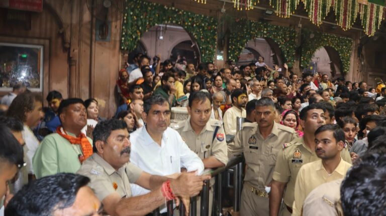 मथुरा:अक्षय तृतीया व आतंकी हमले के दृष्टिगत वृंदावन में सुरक्षा व्यवस्था का सघन निरीक्षण