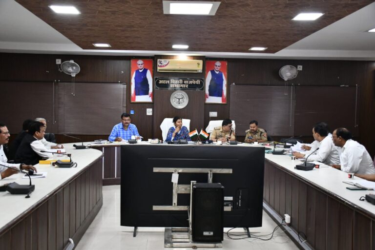 BUDAUN :बदायूं में डीएम ने की अभियोजन कार्यों की समीक्षा — लंबित वादों के शीघ्र निस्तारण के निर्देश