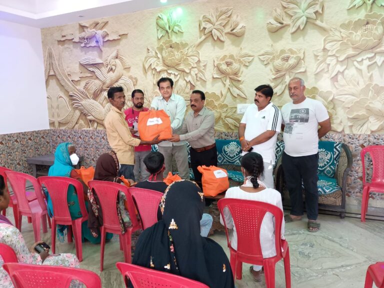 BUDAUN: टीबी मरीजों को गोद लेकर वितरित की गई पोषण पोटली, केंद्रीय मंत्री बी.एल. वर्मा और नगर अध्यक्ष सचिन अग्रवाल की पहल