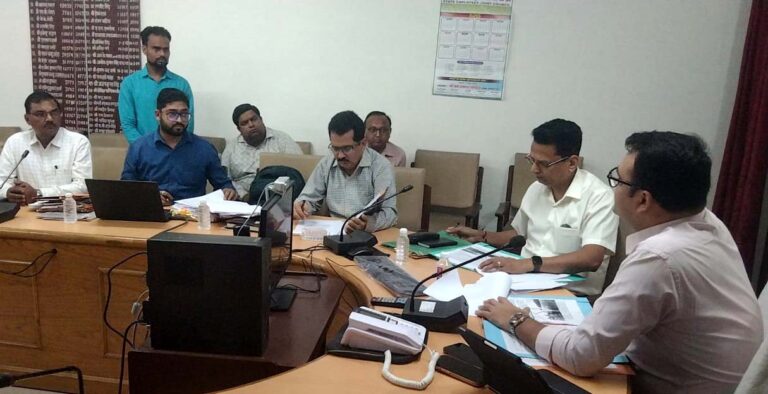 BUDAUN: ग्राम पंचायत बिनावर में निष्पादन अनुदान से होंगे विकास कार्य, डीएम ने ली बैठक