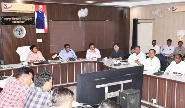 BUDAUN NEWS:बदायूं: डीएम ने की राजस्व वसूली की समीक्षा बैठक, 100% वसूली का दिया निर्देश
