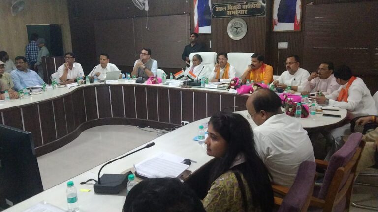 BUDAUN: अधिकारियों को सजगता और समर्पण से कार्य करने के निर्देश, जनपद की समीक्षा बैठक में उठाए गए महत्वपूर्ण मुद्दे