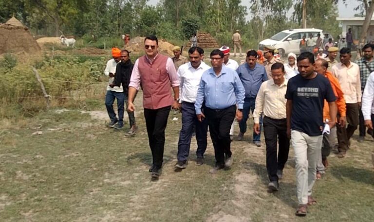 डीएम अवनीश राय ने किया बाढ़ प्रबंधन कार्यों का निरीक्षण, जून 2025 के प्रथम सप्ताह तक कार्य पूर्ण करने के निर्देश