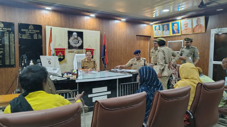 श्रावस्ती में जनता दर्शन कार्यक्रम, पुलिस अधीक्षक ने सुनीं फरियादियों की समस्याएं