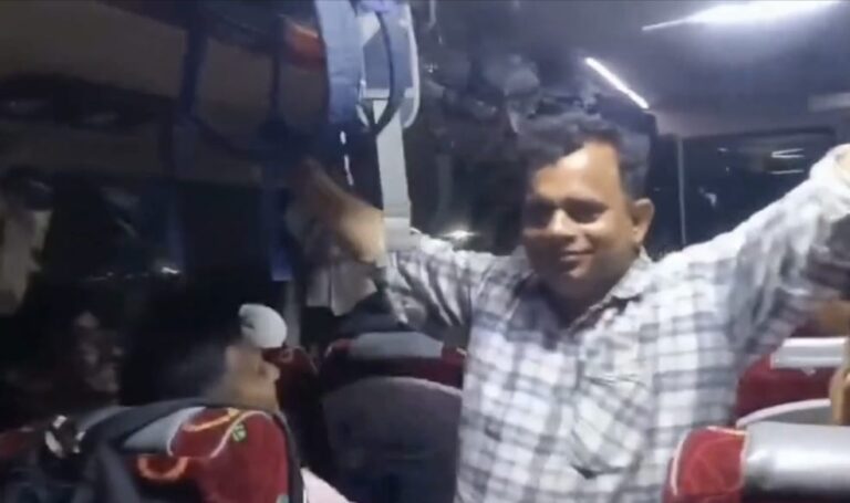 बुलंदशहर: बस में फिल्मी गानों पर डांस करता JE, वीडियो वायरल, सस्पेंड