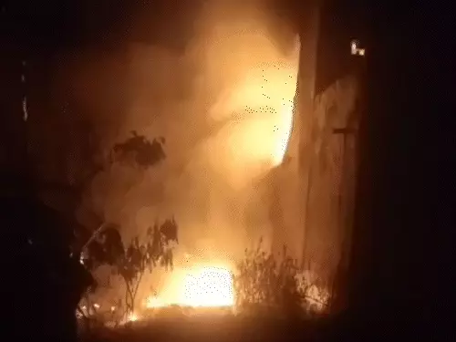 बरेली: फरीदपुर में पटाखा फैक्ट्री में भीषण आग, चौकीदार झुलसा