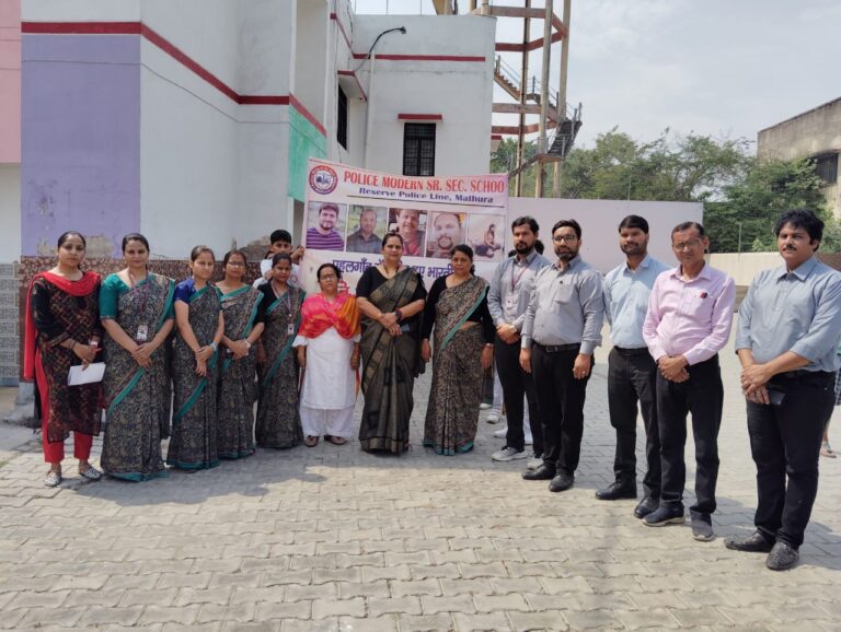 MATHURA: पहल्गाम आतंकी हमले के शहीदों को पुलिस मॉडर्न स्कूल के छात्रों ने दी श्रद्धांजलि, निकाला कैंडल मार्च