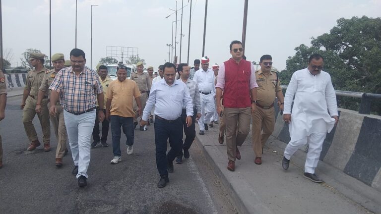 बुद्ध पूर्णिमा के पूर्व जिलाधिकारी अवनीश राय ने किया कछला घाट का निरीक्षण