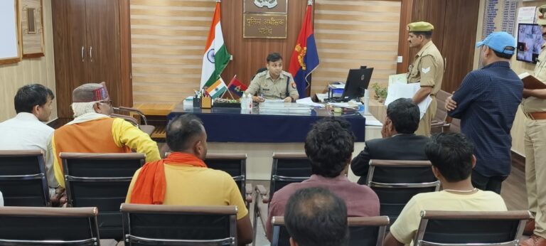 भदोही में पुलिस अधीक्षक श्री अभिमन्यु मांगलिक द्वारा जनसुनवाई, फरियादियों की समस्याओं के त्वरित समाधान हेतु दिए आवश्यक निर्देश