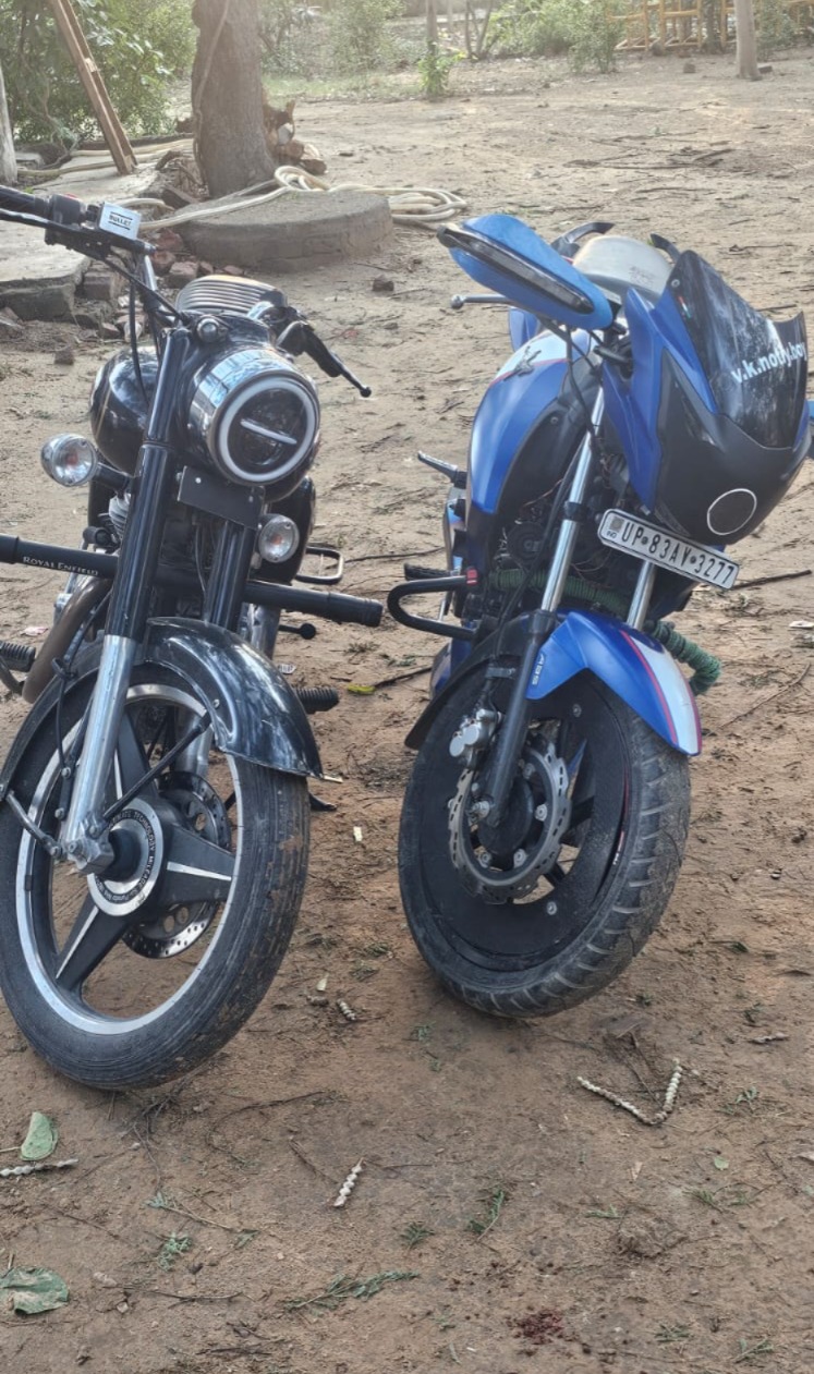 फिरोजाबाद में यातायात पुलिस की बड़ी कार्रवाई: स्टंट और मॉडिफाइड साइलेंसर वाले दो बाइकों को किया सीज, 20 हजार का जुर्माना