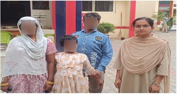 “ऑपरेशन मुस्कान” के तहत गुलावठी पुलिस ने 10 वर्षीय मंदबुद्धि गुमशुदा बच्ची को परिजनों से मिलवाया