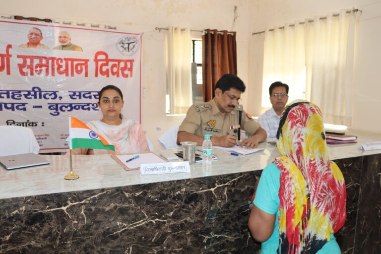 BULANDSHAR: जिलाधिकारी श्रीमती श्रुति व एसएसपी दिनेश कुमार सिंह ने सुनीं जनसमस्याएं