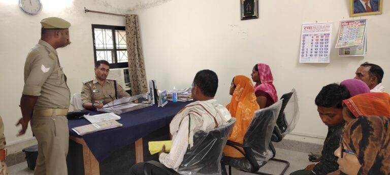 जनता दर्शन में क्षेत्राधिकारी नगर श्री संतोष कुमार ने सुनीं आमजन की समस्याएं, मौके पर दिए त्वरित निस्तारण के निर्देश