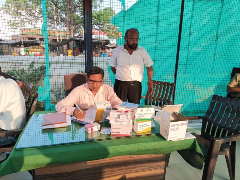 बदायूँ में अवैध मेडिकल स्टोर पर छापा, ₹2 लाख की एलोपेथिक दवाएँ सीज