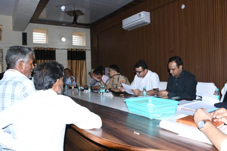 BUDAUN: डीएम की अध्यक्षता में तहसील सदर में हुआ संपूर्ण समाधान दिवस आयोजन