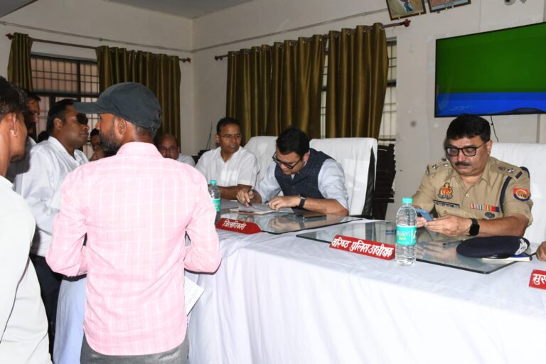 डीएम ने संपूर्ण समाधान दिवस में की शिकायतों की समीक्षा, अधिकारियों को दिए गंभीरता से निस्तारण के निर्देश