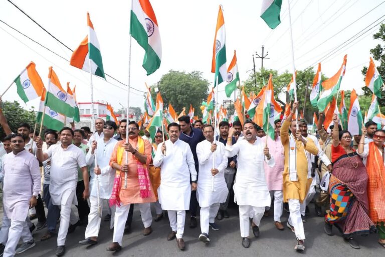 तिरंगा यात्रा में गूंजा भारतीय सेना का शौर्य, देशभक्ति से सराबोर हुआ शहर