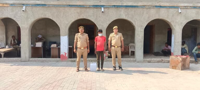 श्रावस्ती पुलिस की बड़ी कार्यवाही: 10 लीटर अवैध शराब और दो नाजायज चाकुओं सहित 3 अभियुक्त गिरफ्तार, 12 शांतिभंग करने वाले भी दबोचे गए