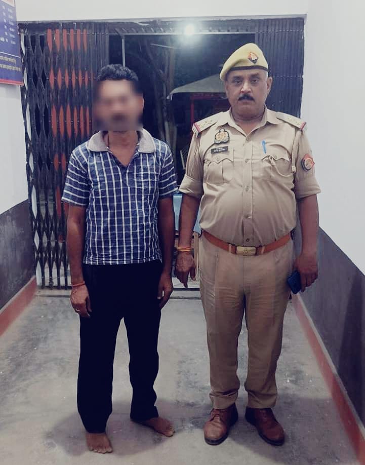 भदोही: रिहायशी मकान में आग लगाने और हत्या की धमकी देने वाला आरोपी गिरफ्तार