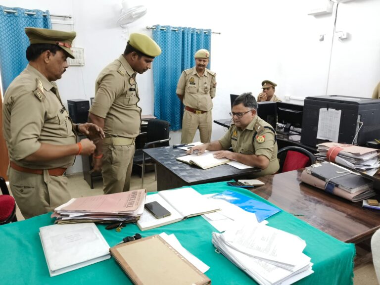 आजमगढ़: एसपी ट्रैफिक विवेक त्रिपाठी का थाना ए.एच.टी. आजमगढ़ का आकस्मिक निरीक्षण, कई सुधारों के दिए निर्देश