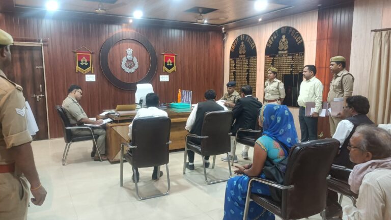 आजमगढ़:: पुलिस लाइन में जनसुनवाई: अपर पुलिस अधीक्षकों ने शिकायतों का तत्काल निस्तारण सुनिश्चित करने के दिए निर्देश