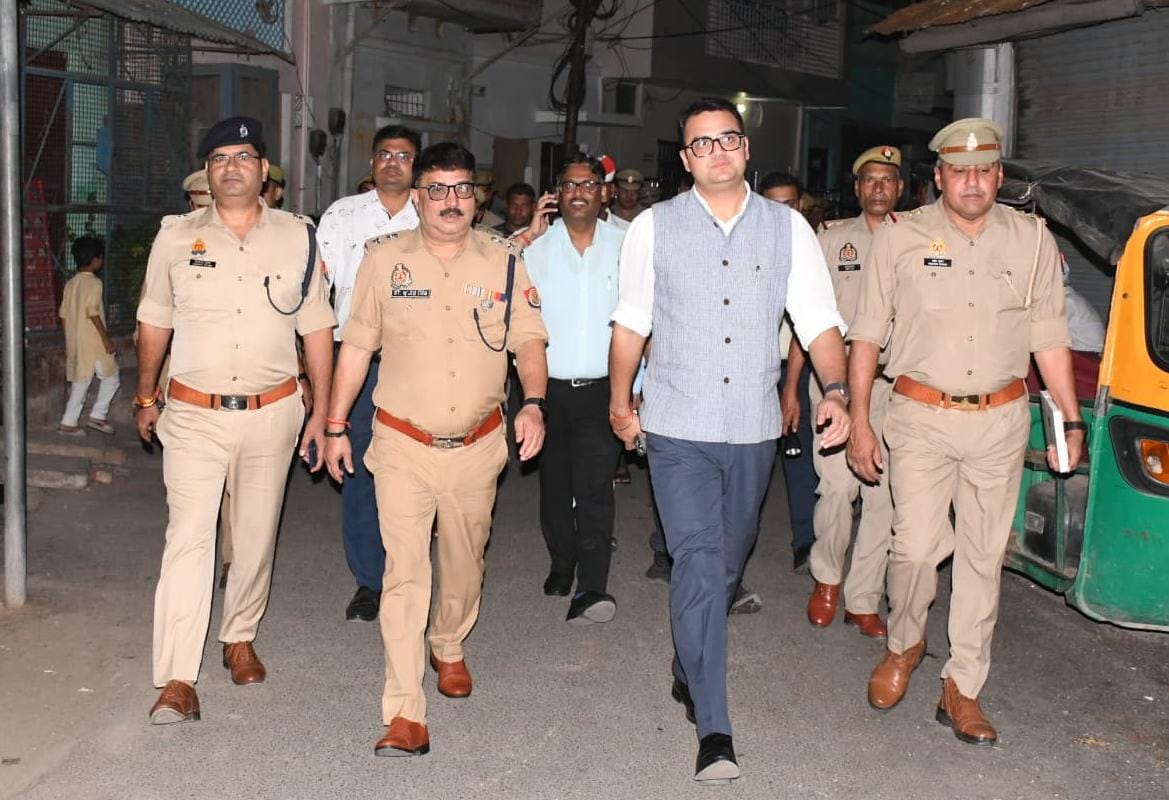 ईद-अल-अज़हा को लेकर बदायूं में प्रशासन अलर्ट, DM-SSP ने किया शहर में फुट मार्च