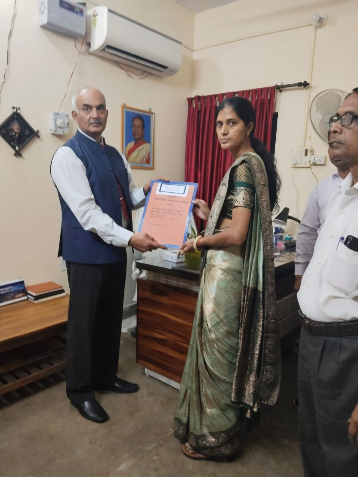 BUDAUN: शहीद मोहित राठौर की पत्नी रूचि को मिली सरकारी नौकरी, बनीं कनिष्ठ सहायक