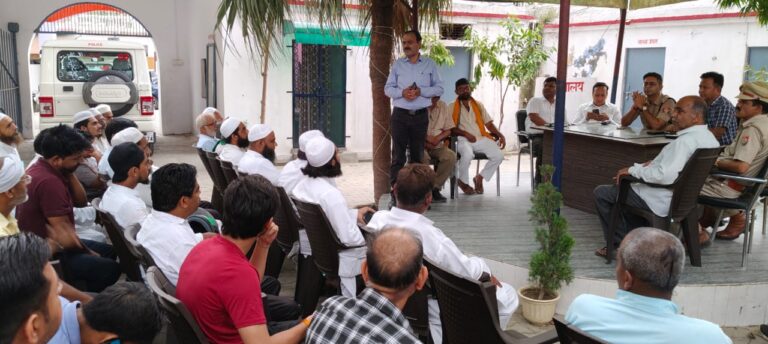 बुलंदशहर: स्याना थाना परिसर में सर्व-समाज की शांति समिति बैठक आयोजित, अधिकारियों ने त्योहारों में सौहार्द बनाए रखने की अपील की