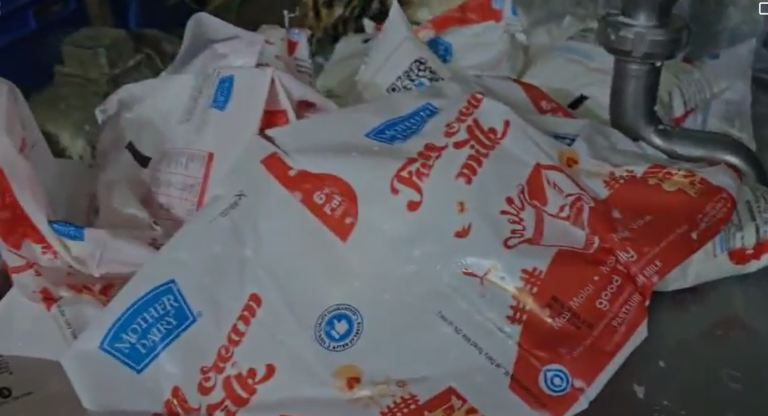 बुलंदशहर में फूड सेफ्टी विभाग की बड़ी कार्रवाई! एक्सपायरी नमक से बन रही थी छाछ — मदर डेयरी के लिए तैयार हो रहे थे प्रोडक्ट्स!