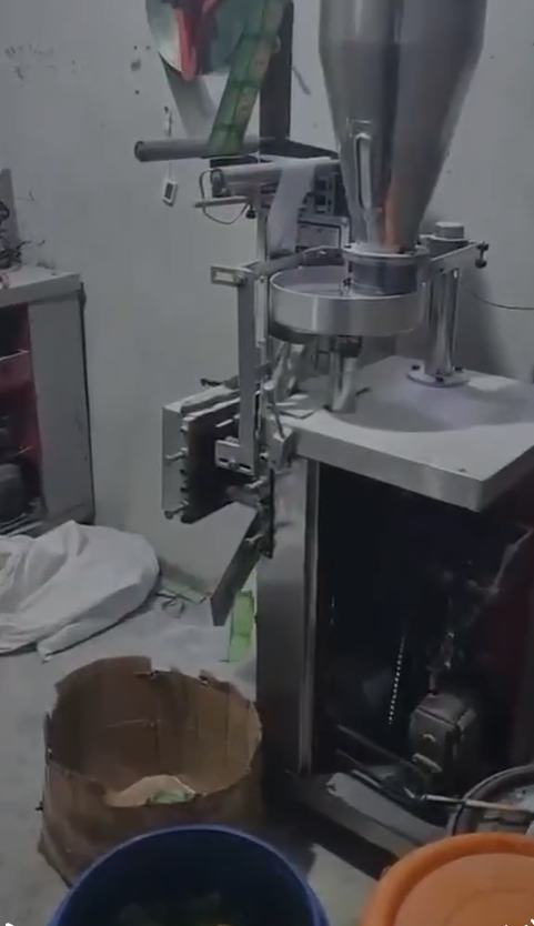 दिल्ली में नकली ENO बनाने की फैक्ट्री का भंडाफोड़ — दो गिरफ्तार, 91 हज़ार से ज़्यादा पैकेट बरामद! 🚨