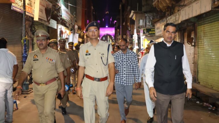 त्योहारों से पहले मथुरा में प्रशासन अलर्ट — DM और SSP ने किया पैदल भ्रमण, सुरक्षा व्यवस्था कड़ी!