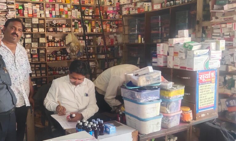 “बदायूं में औषधि निरीक्षक की ताबड़तोड़ छापेमारी — संदिग्ध कफ सिरप के 15 सैंपल एकत्र, नकली दवाओं पर शिकंजा कसने की कार्रवाई!”