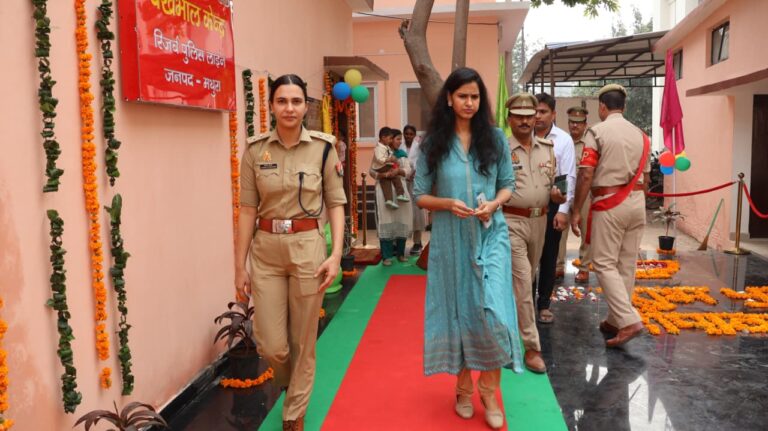 मथुरा रिजर्व पुलिस लाइन में बाल शिशु देखभाल केंद्र का उद्घाटन — महिला पुलिसकर्मियों के लिए संवेदनशील पहल, अध्यक्ष वामा सारथी श्रीमती तृप्ति और एएसपी आशना चौधरी की संयुक्त पहल