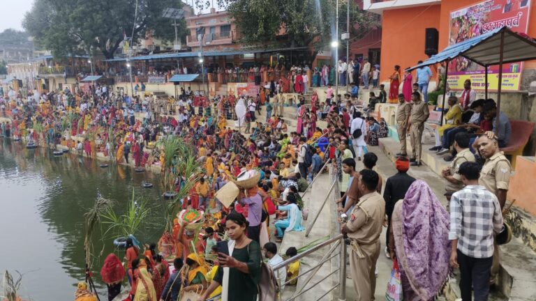 छठ पूजा पर्व पर भदोही पुलिस की सघन चेकिंग—एसपी अभिमन्यु मांगलिक के निर्देशन में सुरक्षा के पुख्ता इंतज़ाम!