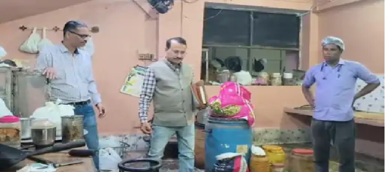 ALIGARH: कॉकरोच और मक्खी परोसने वाला रेस्टोरेंट सील — अलीगढ़ के ‘दुआ रहीम रेस्टोरेंट’ पर खाद्य विभाग की बड़ी कार्रवाई!