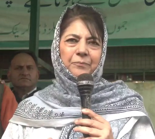 दिल्ली कार ब्लास्ट पर महबूबा मुफ़्ती का बड़ा बयान — ‘निष्पक्ष जांच हो, लेकिन निर्दोष परिवारों को अपराधी न समझा जाए’
