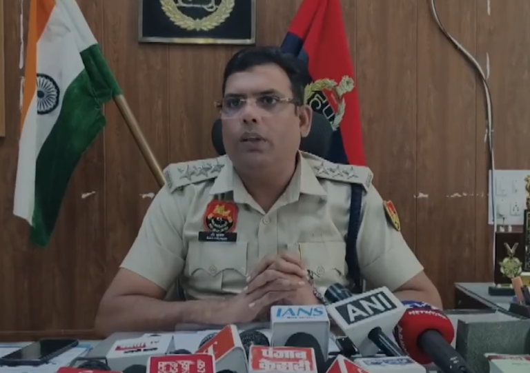 दिल्ली ब्लास्ट के बाद रोहतक में हाई अलर्ट — पुलिस ने झज्जर से आई संदिग्ध कार से 1 करोड़ रुपये बरामद किए, DSP बोले जांच जारी