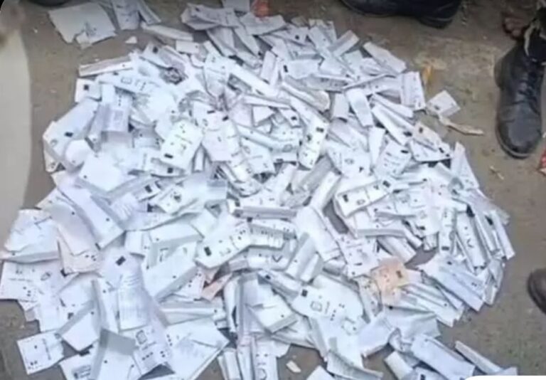 बिहार में सड़क पर मिलीं VVPAT पर्चियां — चुनाव आयोग का ऐक्शन, एआरओ निलंबित